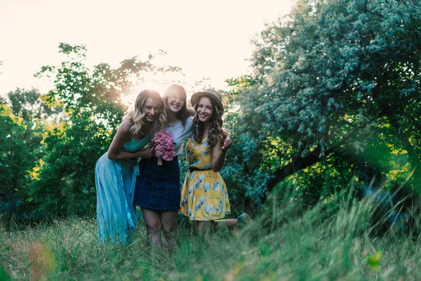 三女孩朋友户外公园或森林 — 图库照片