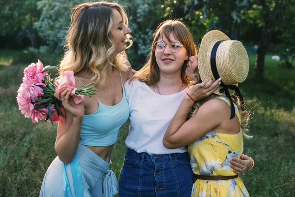 Три девушки друзья на открытом воздухе в парке или лесу — стоковое фото