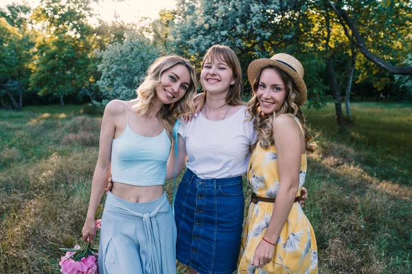 Three Girls Friends Outdoor Park Forest Bachelorette Party — Stock Photo, Image