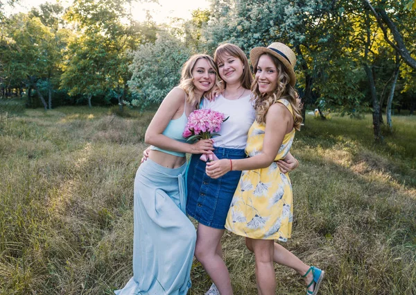 Trzech przyjaciół dziewczyny, odkryty w parku lub lasu — Zdjęcie stockowe