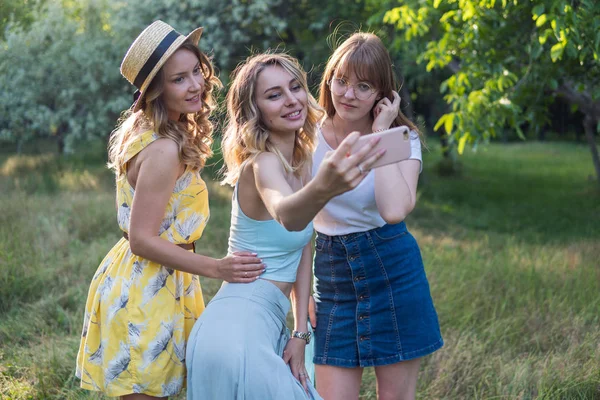 Grupo de meninas amigas tirar foto selfie — Fotografia de Stock