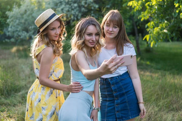 Grupo de meninas amigas tirar foto selfie — Fotografia de Stock