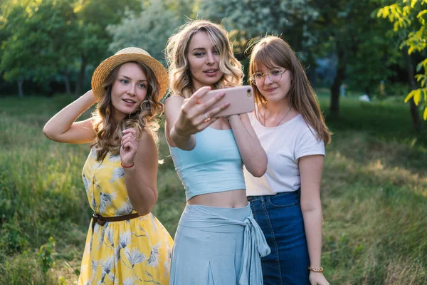 Grupo de meninas amigas tirar foto selfie — Fotografia de Stock