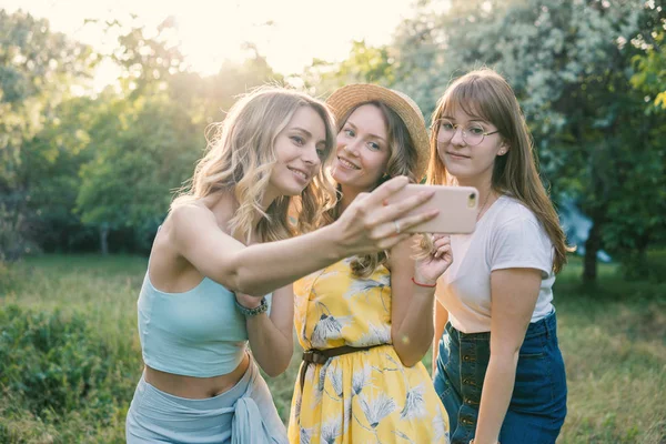 Groupe de filles amis prendre selfie photo — Photo