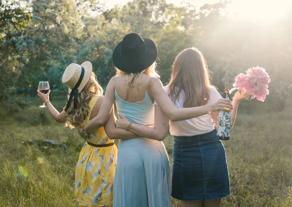 Skupina přátel dívek dělat piknik venkovní. Mají fun — Stock fotografie