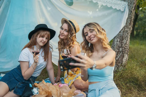 Grupo de chicas amigos tomar foto selfie — Foto de Stock