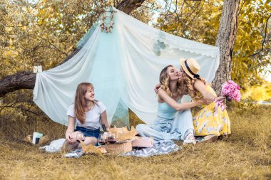 Grup kız arkadaşıyla birlikte piknik açık yapma. Onlar iyi eğlenceler