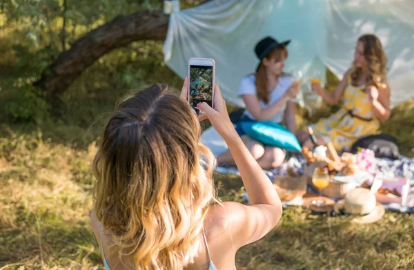 Gruppe von Freundinnen macht Selfie-Foto — Stockfoto