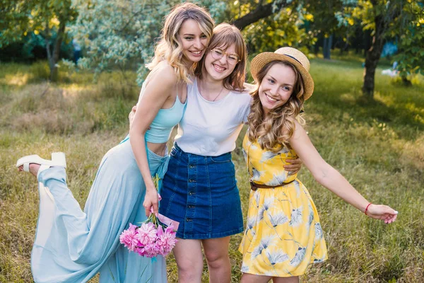 Три Девушки Друзья Открытом Воздухе Парке Лесу Девичник Вечеринка — стоковое фото