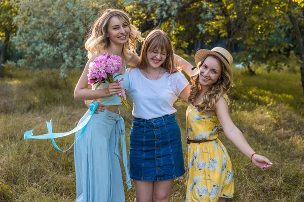 Три девушки друзья на открытом воздухе в парке или лесу — стоковое фото