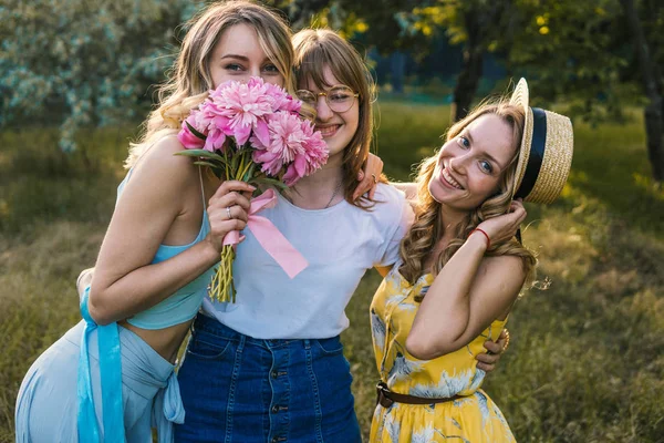 Tři dívky přátel venkovní v parku nebo v lese — Stock fotografie