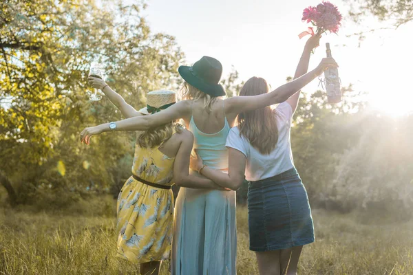 Skupina přátel dívek dělat piknik venkovní. Mají fun — Stock fotografie