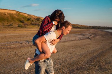 LoveStory çift sahilde On Sunset