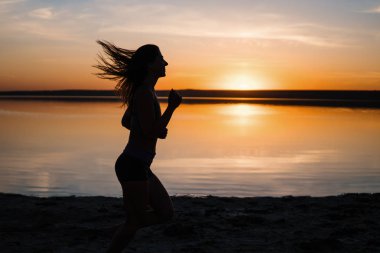 Sunset 'te Sahilde Koşan Kadın