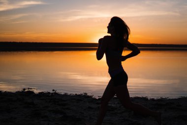 Sunset 'te Sahilde Koşan Kadın