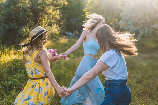 Skupina přátel dívek dělat piknik venkovní — Stock fotografie