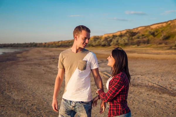 Amor de pareja en la playa en la puesta del sol — Foto de Stock