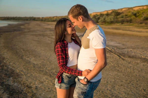 Lovestory of couple on the beach On the Sunset — стоковое фото