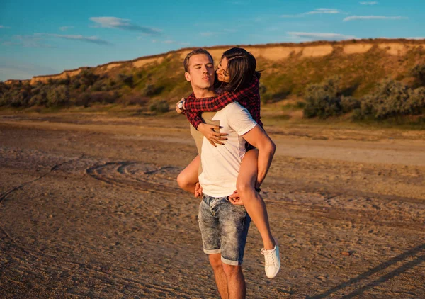 Amor de pareja en la playa en la puesta del sol — Foto de Stock