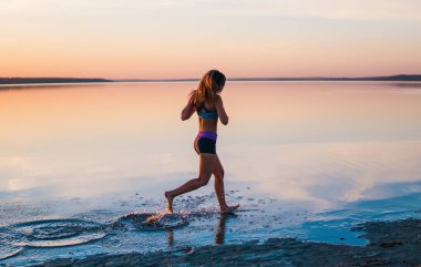 Sunset 'te Sahilde Koşan Kadın