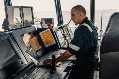 Deniz seyir subayı laptop ya da defter denizde kullanıyor