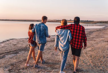 birlikte yürüyüş sırasında sunset beach üzerinde arkadaşlar