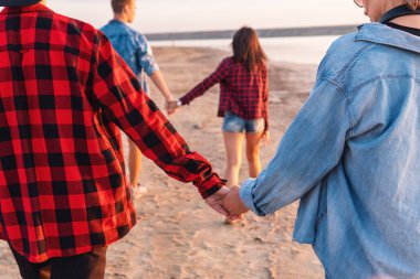 birlikte yürüyüş sırasında sunset beach üzerinde arkadaşlar