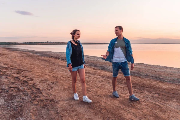 Jalá pareja en la playa caminando juntos — Foto de Stock