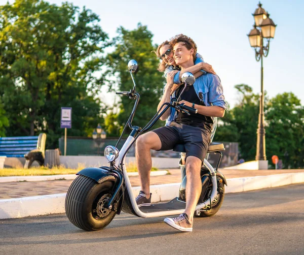 Piękna para młodych, randki z rower elektryczny. — Zdjęcie stockowe