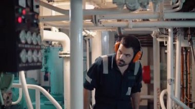 Deniz mühendisi gemi motoru motoru kontrol odasında inceleme