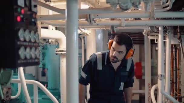 Инженер морской пехоты осматривает двигатели судов в машинном отделении — стоковое видео