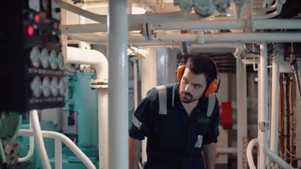 Mariene ingenieur inspecteren schepen motor in de controlekamer van de motor — Stockvideo