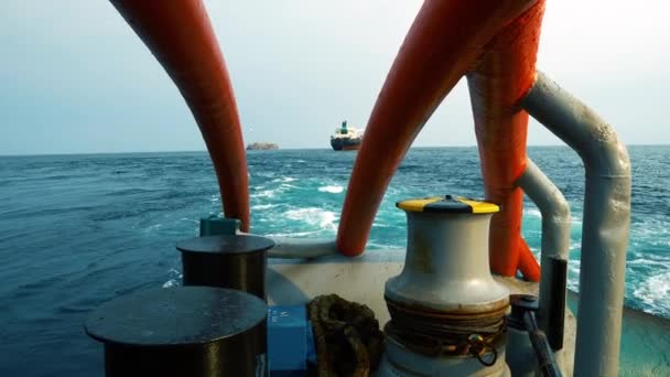 AHTS vessel doing static tow tanker lifting. Ocean tug job — Stock Video