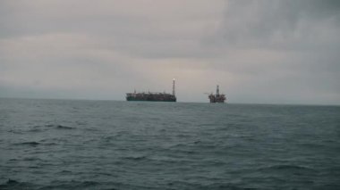 Petrol platformunun yakınındaki FPSO tanker gemisi. Offshore petrol ve gaz endüstrisi