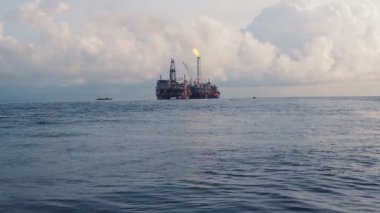 Petrol platformunun yakınındaki FPSO tanker gemisi. Offshore petrol ve gaz endüstrisi