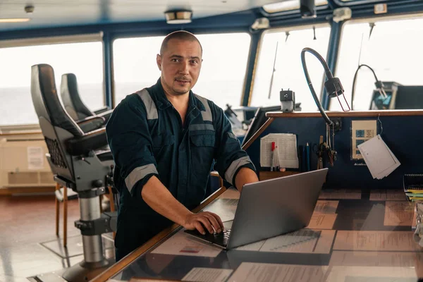 Deniz seyir subayı laptop ya da defter denizde kullanıyor
