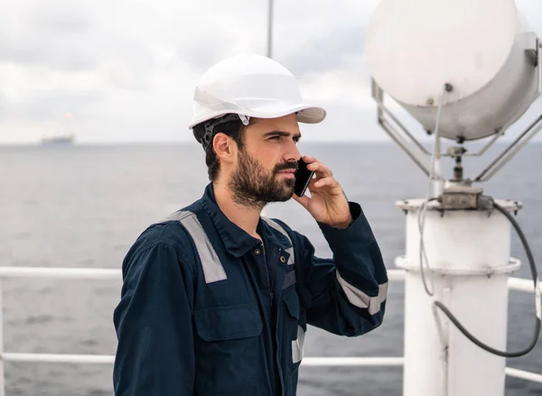 Marine Deck Officer Marinheiro Convés Embarcação Navio Ele Está Falando — Fotografia de Stock