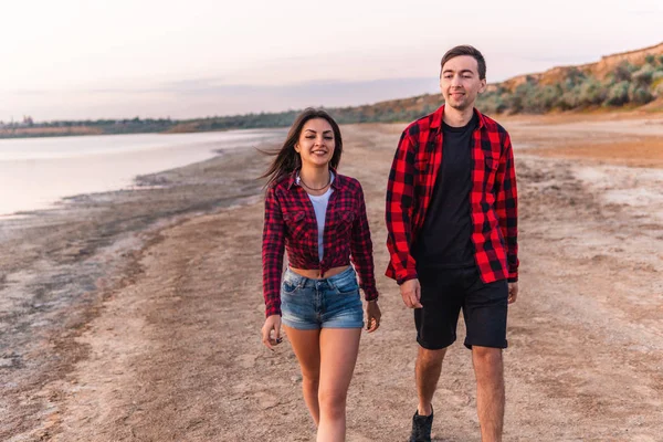 Jalá pareja en la playa caminando juntos — Foto de Stock