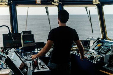Deniz seyir subayı gemi veya gemi manevra