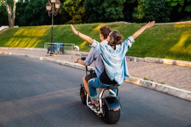 Yaz aylarında elektrikli bisiklet sürüş güzel genç çift