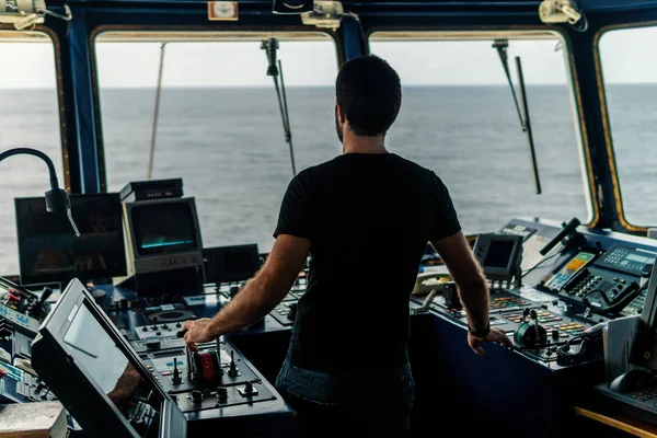 Oficial de navegação da Marinha está manobrando navio ou navio — Fotografia de Stock