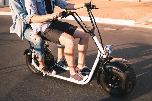 Beau jeune couple heureux conduisant un vélo électrique — Photo