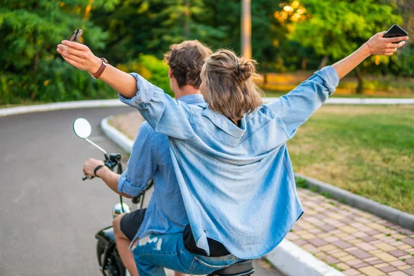 Adorável jovem casal dirigindo bicicleta elétrica durante o verão — Fotografia de Stock