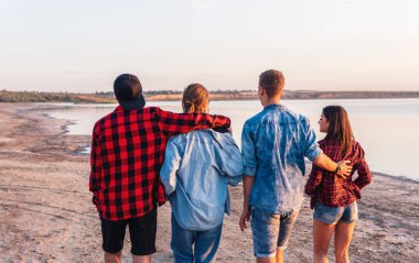 birlikte yürüyüş sırasında sunset beach üzerinde arkadaşlar
