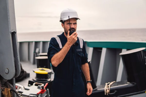 Oficial de convés marinho ou companheiro principal no convés do navio ou navio — Fotografia de Stock