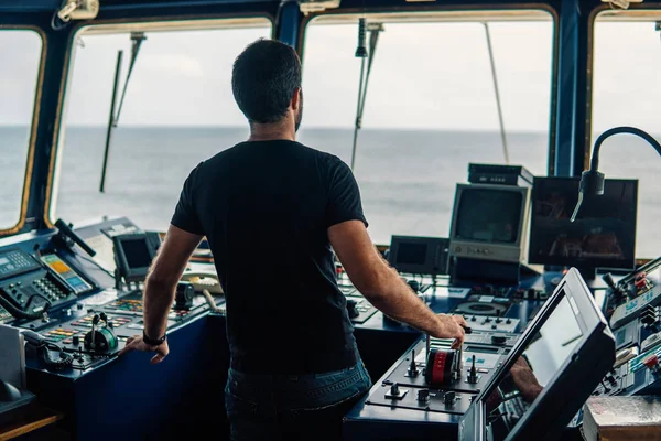Oficial de navegação da Marinha está manobrando navio ou navio — Fotografia de Stock