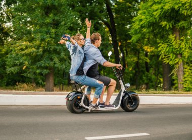 Yaz aylarında elektrikli bisiklet sürüş güzel genç çift