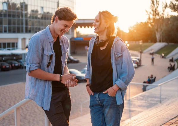 Preciosa pareja joven hipster citas durante el atardecer de verano . — Foto de Stock