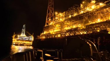 Petrol platformu teçhizat gece yakınındaki FPSO tanker gemisi. Offshore Petrol ve gaz endüstrisi