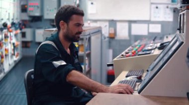 Makine dairesinde çalışan deniz çarkçi